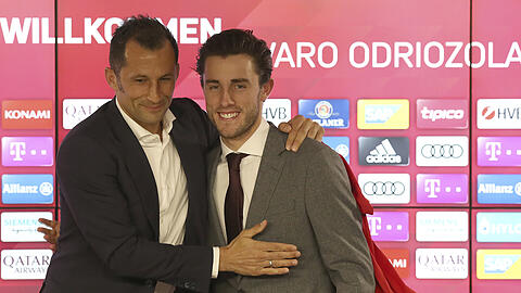 Sportdirektor Hasan Salihamidzic (links) und Bayerns Neuzugang Alvaro Odriozola (rechts).