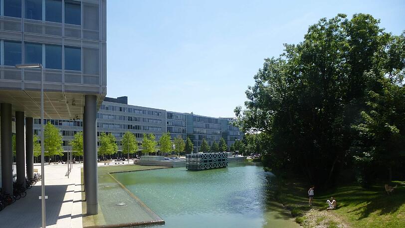 Bänke am Wasser und eine grüne Wiese. Hier kann man schön draußen sitzen. Bänke am Wasser und eine grüne Wiese. Hier kann man schön draußen sitzen.