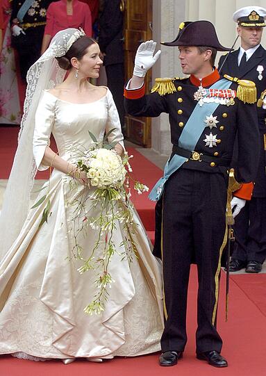 Nach ihrer Trauung verlassen der dänische Kronprinz Frederik und seine Frau Mary am 14. Mai 2004 gemeinsam die Kathedrale in Kopenhagen