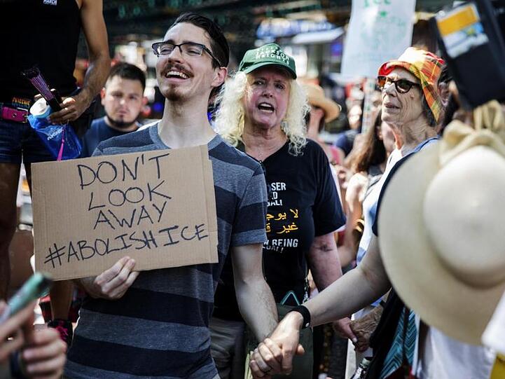 Menschen demonstrieren gegen Razzien der Polizeibehörde ICE in New York.