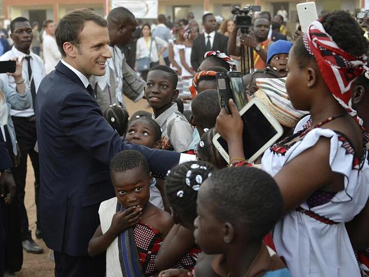 Emmanuel Macron, Präsident von Frankreich, in Burkina Fasos Hauptstadt. Er hat 2017 die Rückgabe von Kolonialkunst versprochen.
