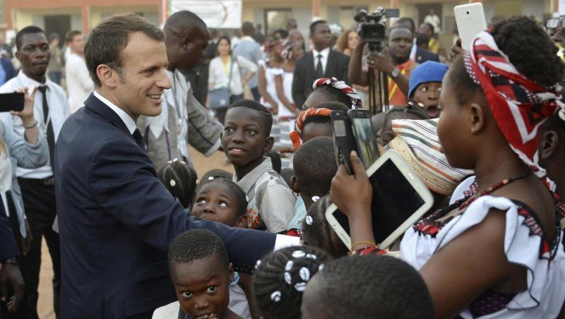 Emmanuel Macron, Präsident von Frankreich, in Burkina Fasos Hauptstadt. Er hat 2017 die Rückgabe von Kolonialkunst versprochen. Emmanuel Macron, Präsident von Frankreich, in Burkina Fasos Hauptstadt. Er hat 2017 die Rückgabe von Kolonialkunst versprochen.