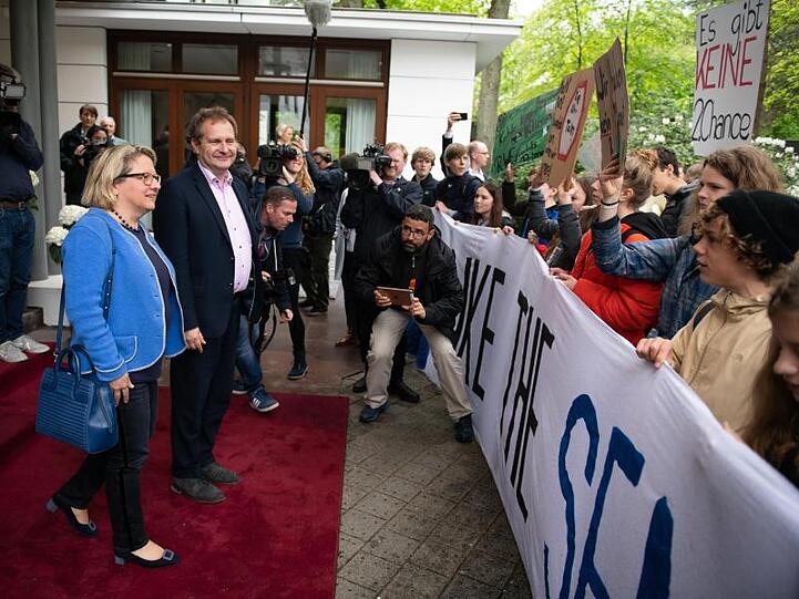 Svenja Schulze und Jens Kerstan treffen nach der Konferenz auf Demonstranten von der "Fridays for Future"-Bewegung.