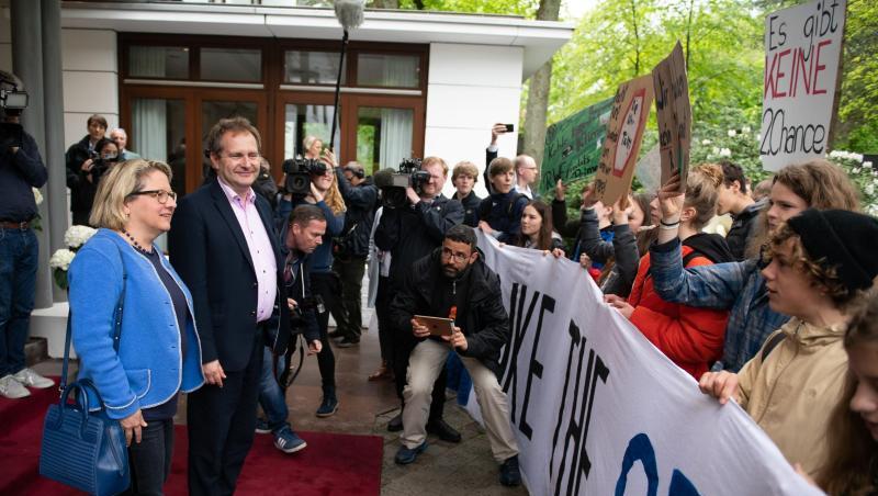 Svenja Schulze und Jens Kerstan treffen nach der Konferenz auf Demonstranten von der "Fridays for Future"-Bewegung. Svenja Schulze und Jens Kerstan treffen nach der Konferenz auf Demonstranten von der "Fridays for Future"-Bewegung.