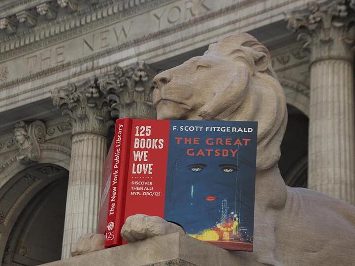 Der Löwe "Fortitude" vor der New York Public Library liest den "Großen Gatsby".