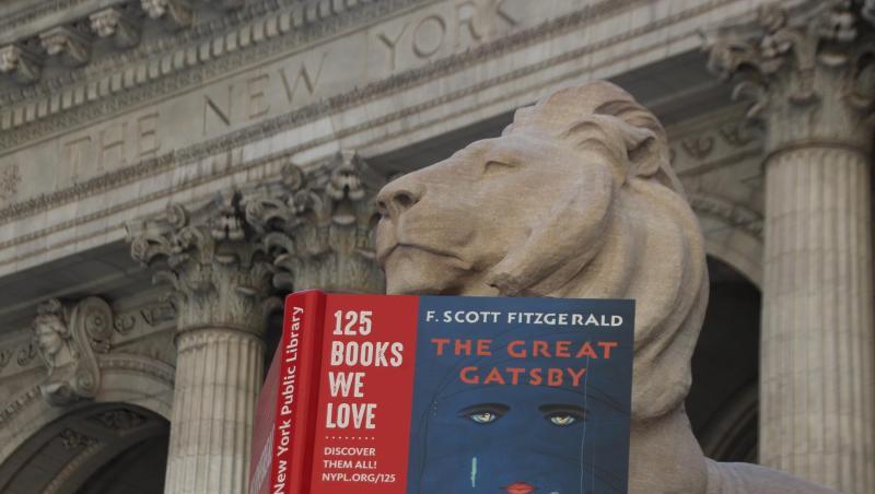 Der Löwe "Fortitude" vor der New York Public Library liest den "Großen Gatsby". Der Löwe "Fortitude" vor der New York Public Library liest den "Großen Gatsby".