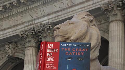 Der Löwe "Fortitude" vor der New York Public Library liest den "Großen Gatsby".