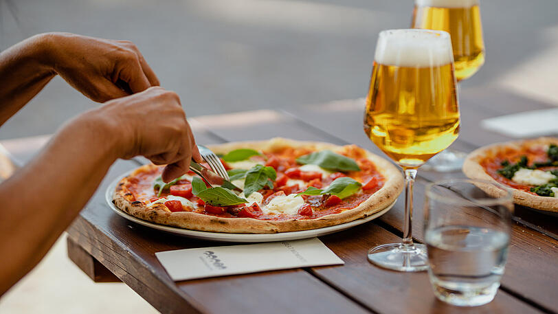Platzl – The Mountain Lounge: Leckere Holzofenpizza und köstliche Eisbecher an der Talstation in Obereggen.