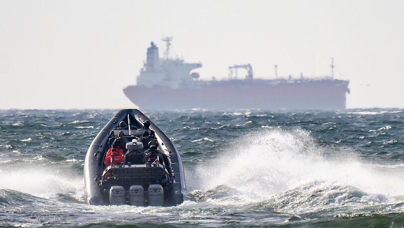 Russland versucht mit Hilfe einer sogenannten Schattenflotte, Beschr&auml;nkungen f&uuml;r seine &Ouml;lexporte zu umgehen - die EU will das nun weiter erschweren. (Archivbild)