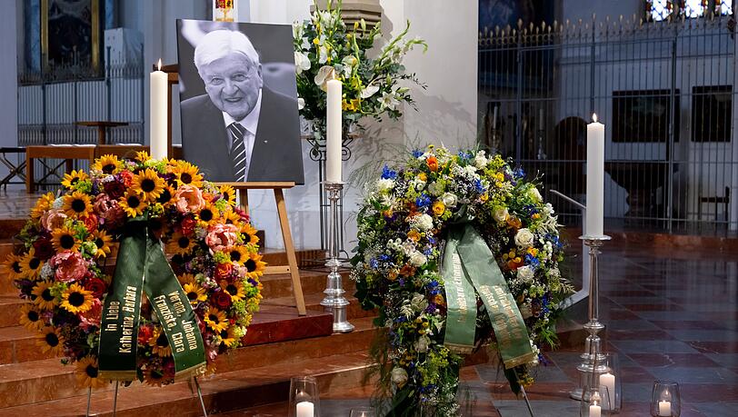 Vertreter aus Politik, Kirche und Wissenschaft haben in der M&uuml;nchner Frauenkirche Abschied von Hans Maier genommen. Der CSU-Politiker war am 8. Juni im Alter von 94 Jahren gestorben.