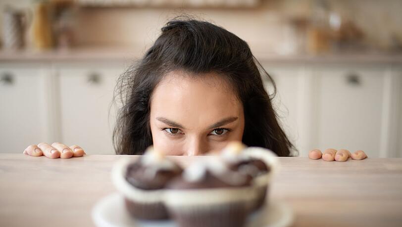 Viele stillen ihren Heißhunger mit ungesunden Snacks. Schokolade, Kekse oder Powerriegel sind dabei beliebte Optionen. Manche greifen sogar zu Tabletten oder Pulver, um den Appetit zu zügeln. Doch es gibt eine bessere Lösung: gesunde Lebensmittel, die den Heißhunger natürlich stoppen. Wir zeigen Ihnen, welche das sind. Viele stillen ihren Heißhunger mit ungesunden Snacks. Schokolade, Kekse oder Powerriegel sind dabei beliebte Optionen. Manche greifen sogar zu Tabletten oder Pulver, um den Appetit zu zügeln. Doch es gibt eine bessere Lösung: gesunde Lebensmittel, die den Heißhunger natürlich stoppen. Wir zeigen Ihnen, welche das sind.