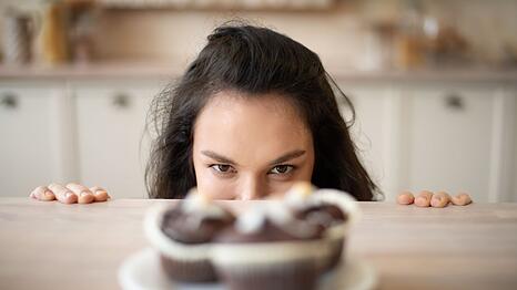 Viele stillen ihren Hei&szlig;hunger mit ungesunden Snacks. Schokolade, Kekse oder Powerriegel sind dabei beliebte Optionen. Manche greifen sogar zu Tabletten oder Pulver, um den Appetit zu z&uuml;geln. Doch es gibt eine bessere L&ouml;sung: gesunde Lebensmittel, die den Hei&szlig;hunger nat&uuml;rlich stoppen. Wir zeigen Ihnen, welche das sind.