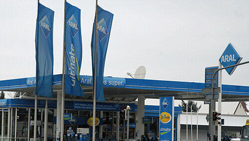 An dieser Aral-Tankstelle im Nürnberger Norden trieben Scherzbolde groben Unfug. Die Kassiererin erlitt den Schreck ihres Lebens. An dieser Aral-Tankstelle im Nürnberger Norden trieben Scherzbolde groben Unfug. Die Kassiererin erlitt den Schreck ihres Lebens.