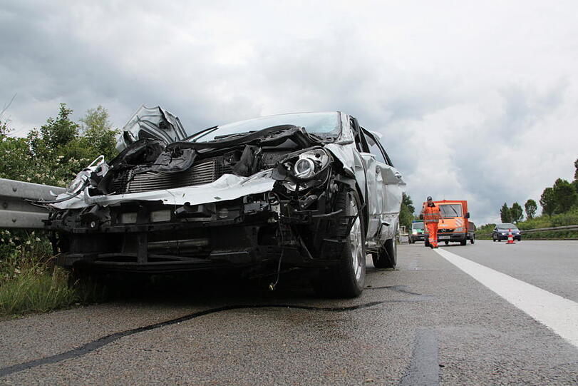 Regennaße Fahrbahn wird einem Mercedesfahrer auf der A94 zum Verhängnis: Beim Überholen eines Lasters verliert er die Kontrolle über sein Auto und schrammt auf einer Länge von cira zehn Metern die Leitplanke entlang. Er wird leicht verletzt, sein Wagen jedoch ist ein Totalschaden.