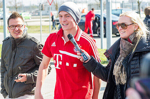 Toni Kroos nach der Ankunft am Flughafen München. Der Mittelfeldspieler freut sich über den 24. Meistertitel des FC Bayern München.