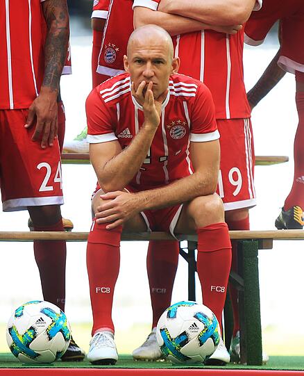 Nicht alle Bayern-Stars fanden das Shooting sonderlich spannend: Arjen Robben.