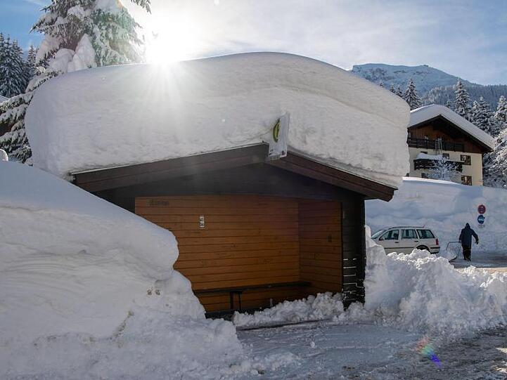 An diesem Bushäuschen in der Ortschaft Buchenhöhe bei Berchtesgaden wir deutlich, wie viel Schnee in den vergangenen Tagen vom Himmel gefallen ist.
