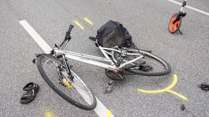Ein Fahrrad liegt in Hamburg-Lokstedt nach einem Verkehrsunfall auf der Straße. Der Radfahrer war mit einem Lkw kollidiert.
