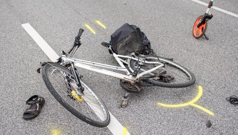 Beide Fahrradfahrerinnen prallten auf dem Radweg zusammen. (Symbolbild)