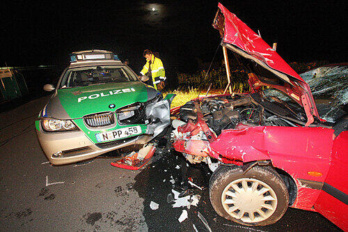 Der Ford prallte mit voller Wucht auf das Polizeiauto.