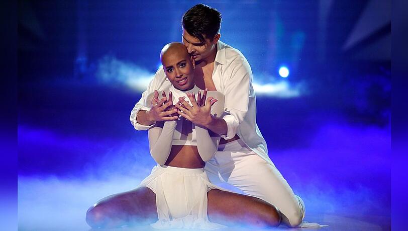 Bei "Let's Dance" brachte Sharon Battiste ihre Gefühle, die sie durch ihre Krankheit erlebte, auf das Parkett. Doch am Ende gab es zu wenig Punkte für die Schauspielerin.
