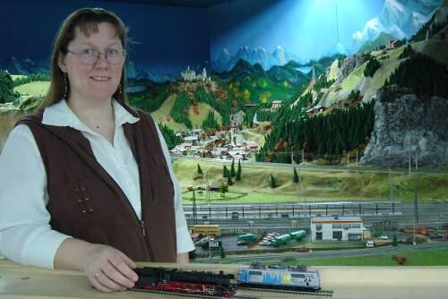 Die Berge leuchten, Elisabeth Linerts Gesicht auch: Mit ihrem Mann hat sie Miniland eröffnet, eine riesige Modelleisenbahn-Anlage.