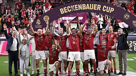 Emotionaler Abend zu Ehren des "Kaisers": Die Bayern-Legenden gewinnen den "Beckenbauer Cup".