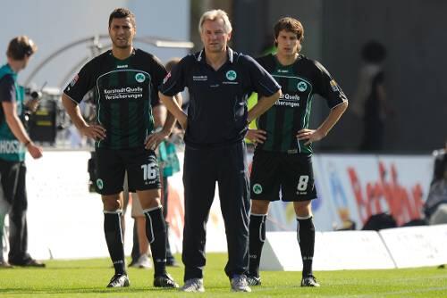 Wie breit ist die Fürther Brust noch? Trainer Benno Möhlmann mit Youssef Mokhtari (links) und Stephan Fürstner.