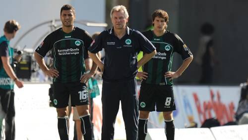 Wie breit ist die Fürther Brust noch? Trainer Benno Möhlmann mit Youssef Mokhtari (links) und Stephan Fürstner. Wie breit ist die Fürther Brust noch? Trainer Benno Möhlmann mit Youssef Mokhtari (links) und Stephan Fürstner.