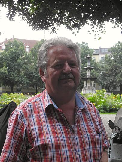 &bdquo;Bedenken? Keine&ldquo; - Werner Pimpi (69), Pensionist: &bdquo;Wahrscheinlich gehe ich in diesem Jahr nicht auf die Wiesn. Ich würde ja, aber ich bin die ersten anderthalb Wochen weg &ndash; und dann bleiben nur noch drei Tage, wenn ich wieder da bin.
Aber Bedenken wegen der Sicherheit habe ich nicht.
Mir könnte ja auch unverhofft ein Ziegel auf den Kopf fallen oder ich könnte von einer S-Bahn erwischt werden oder sonst etwas.&ldquo;