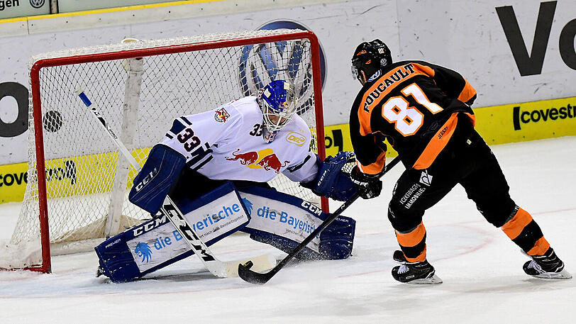 Münchens Goalie Danny aus den Birken hält den Penalty von Wolfsburgs Kris Foucault (rechts).
