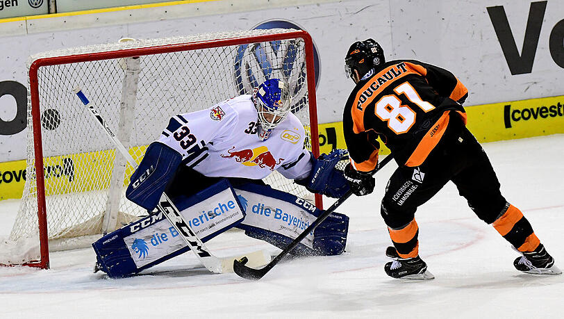 Münchens Goalie Danny aus den Birken hält den Penalty von Wolfsburgs Kris Foucault (rechts). Münchens Goalie Danny aus den Birken hält den Penalty von Wolfsburgs Kris Foucault (rechts).