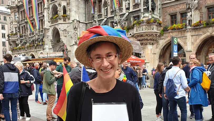Nina verteilt "Free Mom Hugs" an LGBTI*, die von ihren Eltern verstoßen wurden und alle anderen, die eine Umarmung brauchen. Nina verteilt "Free Mom Hugs" an LGBTI*, die von ihren Eltern verstoßen wurden und alle anderen, die eine Umarmung brauchen.