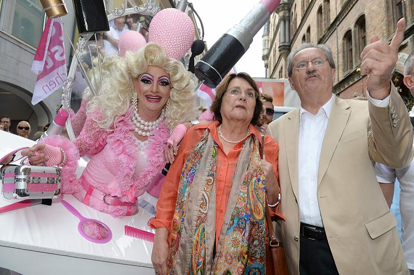 Schwule Bauern, volksnahe Politiker und jede Menge schrille Outfits. Der Christopher Street Day demonstriert die kulturelle Vielfalt im Freistaat. Egal ob lesbisch, schwul, bi oder transgender: Gemeinsam wird die Münchner Innenstadt bunt angestrichen. Die Bilder.