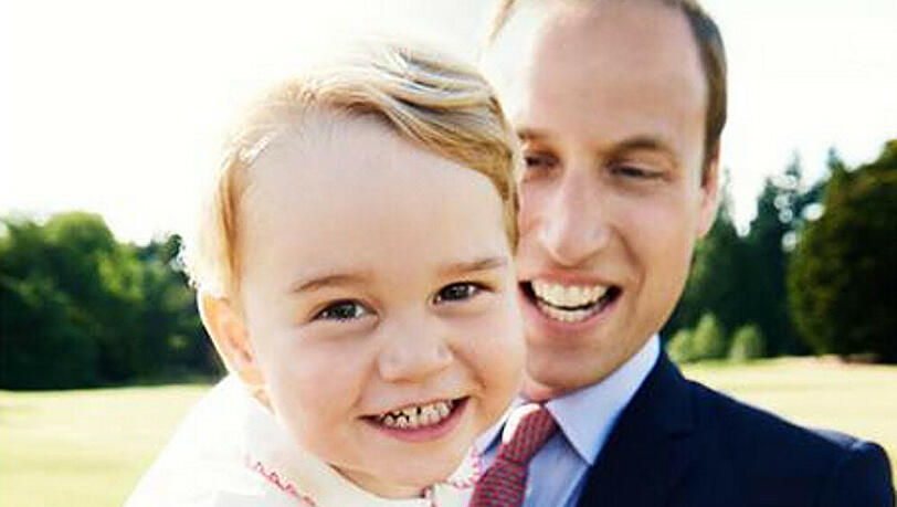 Das offizielle Geburtstagsfoto: Prinz George mit Papa Prinz William Das offizielle Geburtstagsfoto: Prinz George mit Papa Prinz William