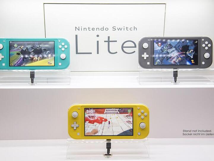 Ein starkes Debüt der günstigeren Konsole Switch Lite macht Nintendo Hoffnung für das Weihnachtsgeschäft.