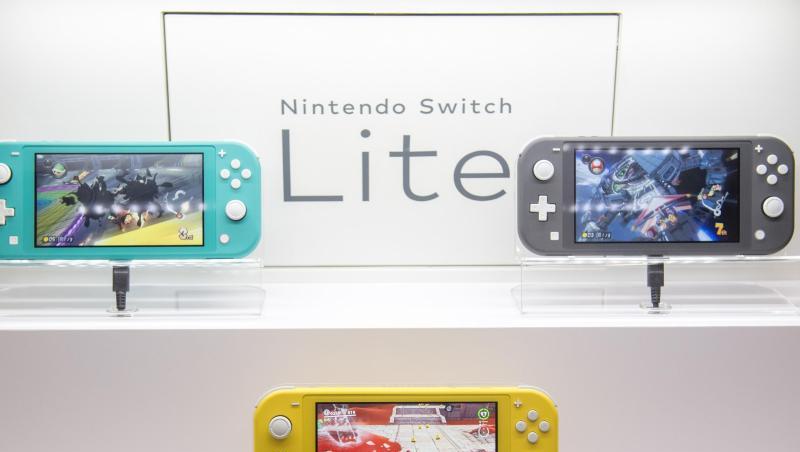Ein starkes Debüt der günstigeren Konsole Switch Lite macht Nintendo Hoffnung für das Weihnachtsgeschäft. Ein starkes Debüt der günstigeren Konsole Switch Lite macht Nintendo Hoffnung für das Weihnachtsgeschäft.