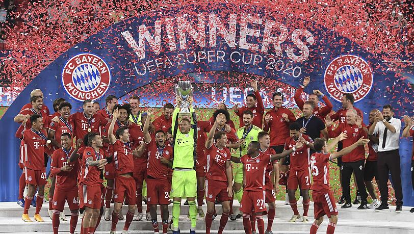 Die Bayern bejubeln ihren Erfolg im Supercup. Matchwinner Martínez (ganz links) schaut vom Rande zu. Die Bayern bejubeln ihren Erfolg im Supercup. Matchwinner Martínez (ganz links) schaut vom Rande zu.
