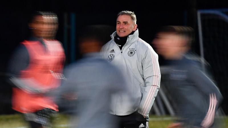 Bundestrainer Stefan Kuntz (M.) hat bei der U21-EM die Qual der Wahl.