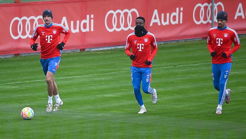 Der neue Cheftrainer Thomas Tuchel weilte in London: Thomas Müller, Bouna Sarr und Leroy Sané (v.l.) beim Training. Der neue Cheftrainer Thomas Tuchel weilte in London: Thomas Müller, Bouna Sarr und Leroy Sané (v.l.) beim Training.