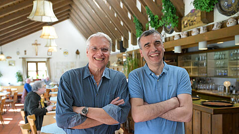 Schulterschluss: "Blaustern"-Stammgast Rudolf Gartner (li.) und Wirt Mladen Balta. Schon seit 25 Jahren kommt Gartner in das Lokal. Wirt Balta findet es unsinnig, dass seine gut laufende Wirtschaft "Blaustern" geschlossen werden könnte.