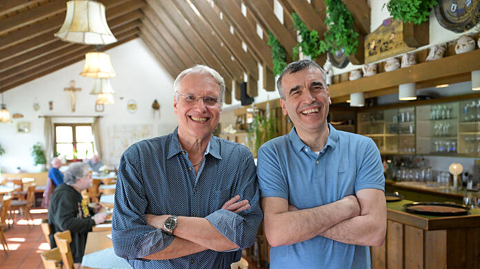 Schulterschluss: "Blaustern"-Stammgast Rudolf Gartner (li.) und Wirt Mladen Balta. Schon seit 25 Jahren kommt Gartner in das Lokal. Wirt Balta findet es unsinnig, dass seine gut laufende Wirtschaft "Blaustern" geschlossen werden könnte.
