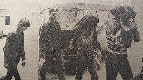 Fürstenfeldbrucker Rocker werden von der Münchner Polizei abgeführt, November 1974.