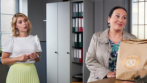 Sarah Thonig und Ursula Maria Burkhart standen bislang gemeinsam am Empfang von "Die Rosenheim-Cops". Sarah Thonig und Ursula Maria Burkhart standen bislang gemeinsam am Empfang von "Die Rosenheim-Cops".