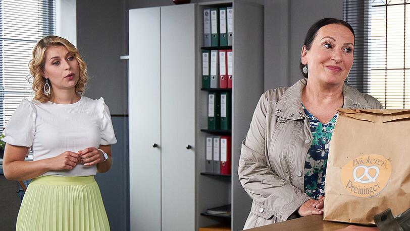Sarah Thonig und Ursula Maria Burkhart standen bislang gemeinsam am Empfang von "Die Rosenheim-Cops". Sarah Thonig und Ursula Maria Burkhart standen bislang gemeinsam am Empfang von "Die Rosenheim-Cops".