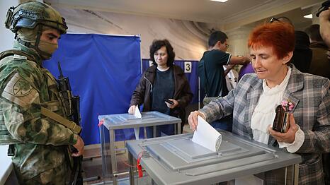 Trotz Protest der Ukraine wird auch in russisch besetzten Gebieten abgestimmt.