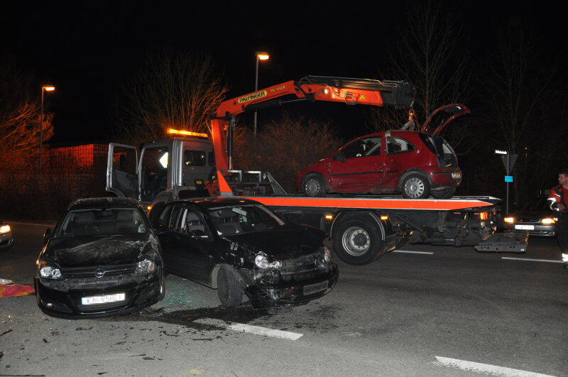 Beim Einfahren in die Kreuzung missachtete ein Fahrer die Vorfahrtsregeln. Sein Auto wurde von zwei weiteren gerammt und durch die Luft geschleudert.