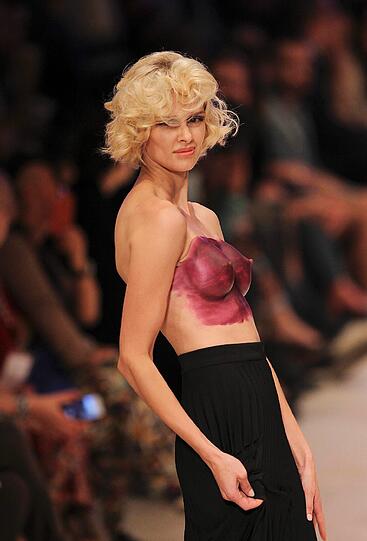 Na da schau her! Der portugiesische Designer Filipe Faisca schickt seine Models mal eben nur mit Farbe auf der Brust über den Laufsteg