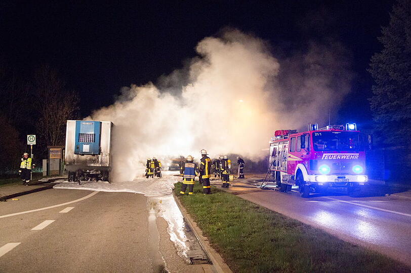 Die Feuerwehr musste einen brennenden Fleischanhänger mit Schaum löschen. Hier die Bilder vom Brand.