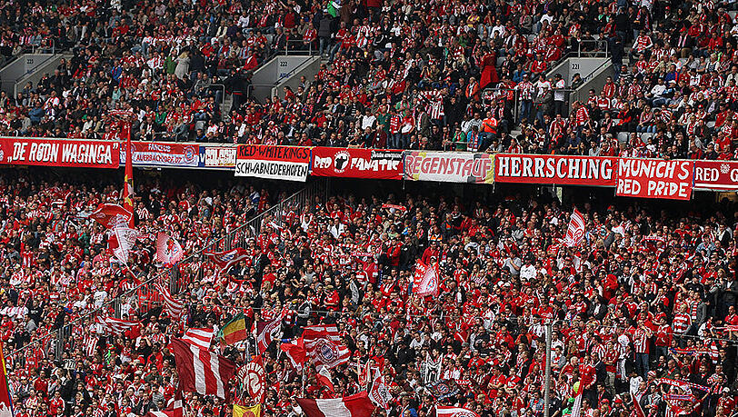 Die Fans des größten Fußballklubs auf der Welt: Bayern-Anhänger in der Allianz Arena. Die Fans des größten Fußballklubs auf der Welt: Bayern-Anhänger in der Allianz Arena.